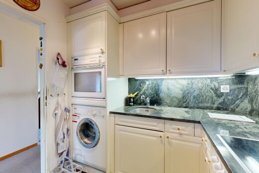 küche mit herd, weiße schränke, küchenrückwand beim Herd, küchenrückwand beim herd, und ofen