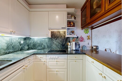 küche mit offene regale, küchenrückwand beim herd, küchenrückwand beim Herd, inside property, und schränke mit glastüren