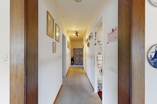 halle / korridor mit inside property, drywall, gipskartonwand, baseboards wall, und sockelleisten