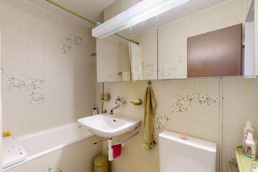 bad mit komplettes badezimmer, toilette, tile wall, fliesenwand, und inside property