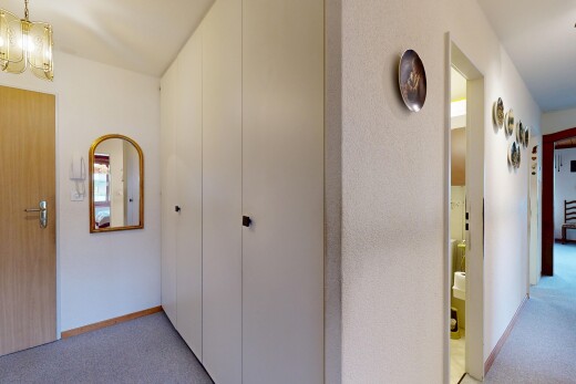 halle / korridor mit carpet, teppich, inside property, baseboards wall, und sockelleisten