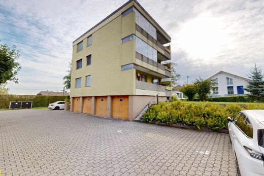 außenansicht mit property visible, parkplatz, und day time
