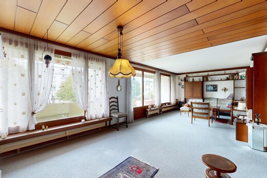 wohnzimmer mit inside community, natürliches licht, natural light, holzdecke, und wood ceiling