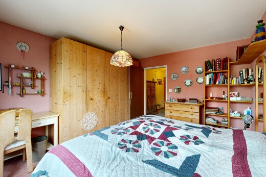 zimmer / schlafzimmer mit drywall, gipskartonwand, und inside property