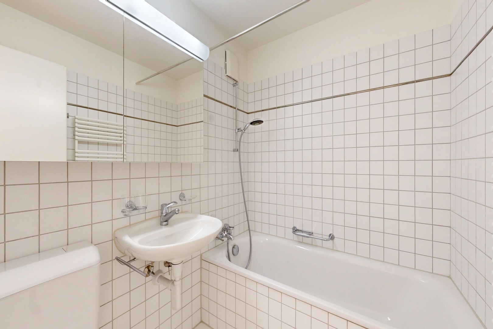bad mit komplettes badezimmer, fliesenwand, tile wall, inside property, und toilette