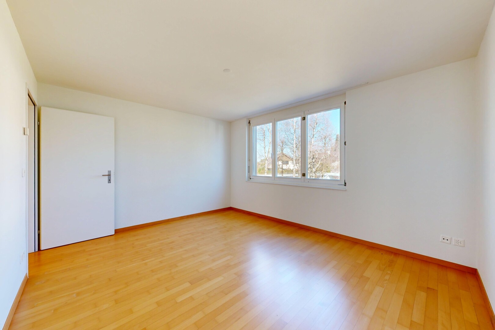 leerer raum mit holzfußboden, wood finish floor, gipskartonwand, drywall, und inside property
