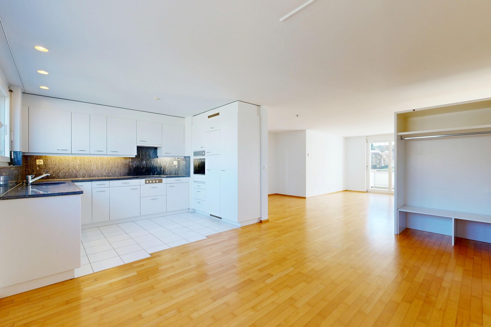 küche mit arbeitsplatten, dark countertops, küchenrückwand beim herd, küchenrückwand beim Herd, und holzfußboden