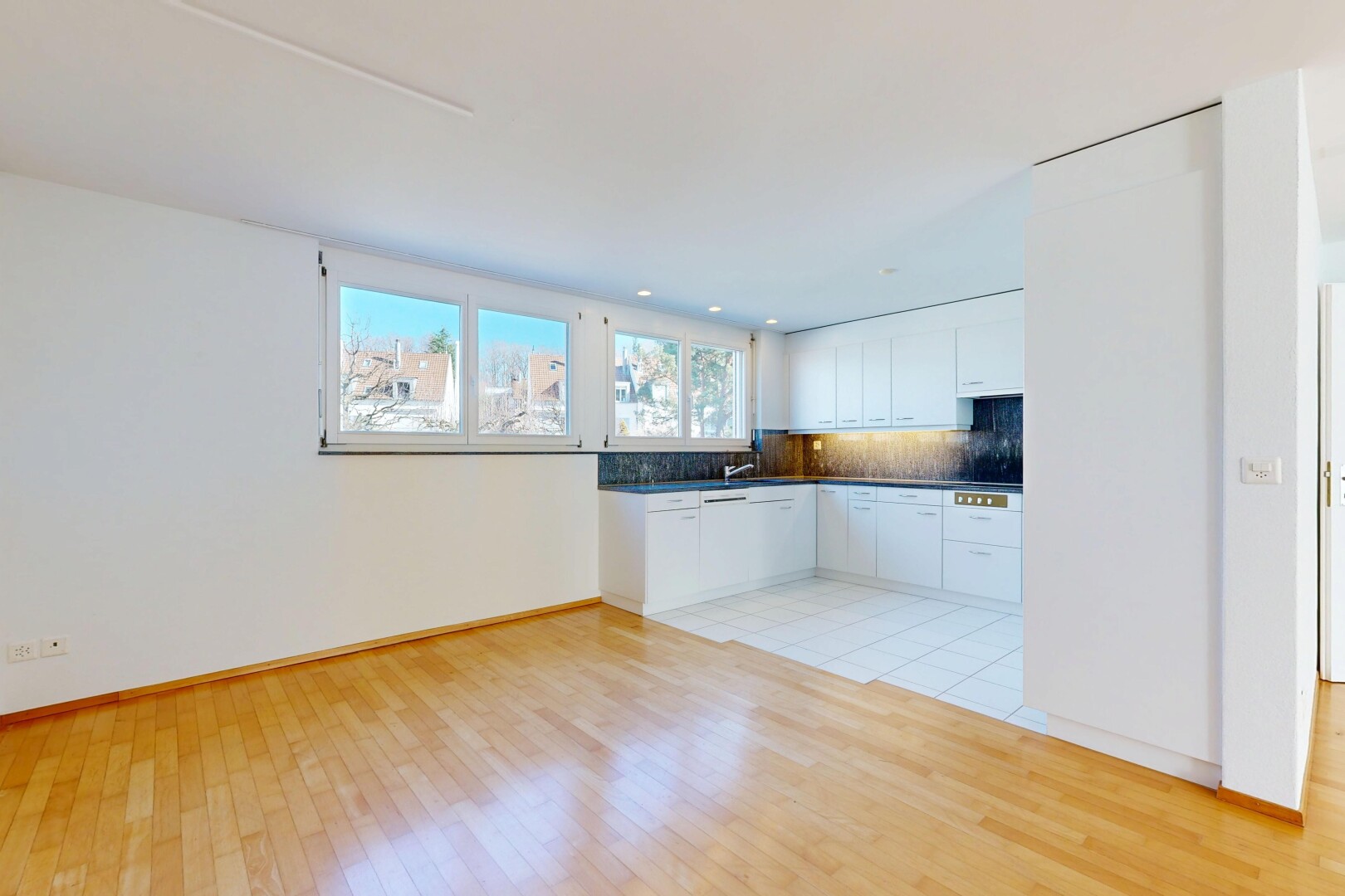 küche mit light floor, drywall, gipskartonwand, natural light, und natürliches licht