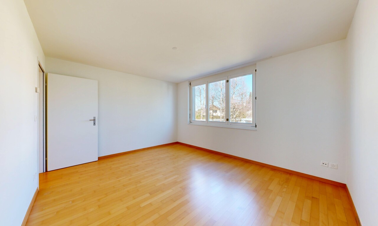 leerer raum mit holzfußboden, wood finish floor, gipskartonwand, drywall, und inside property