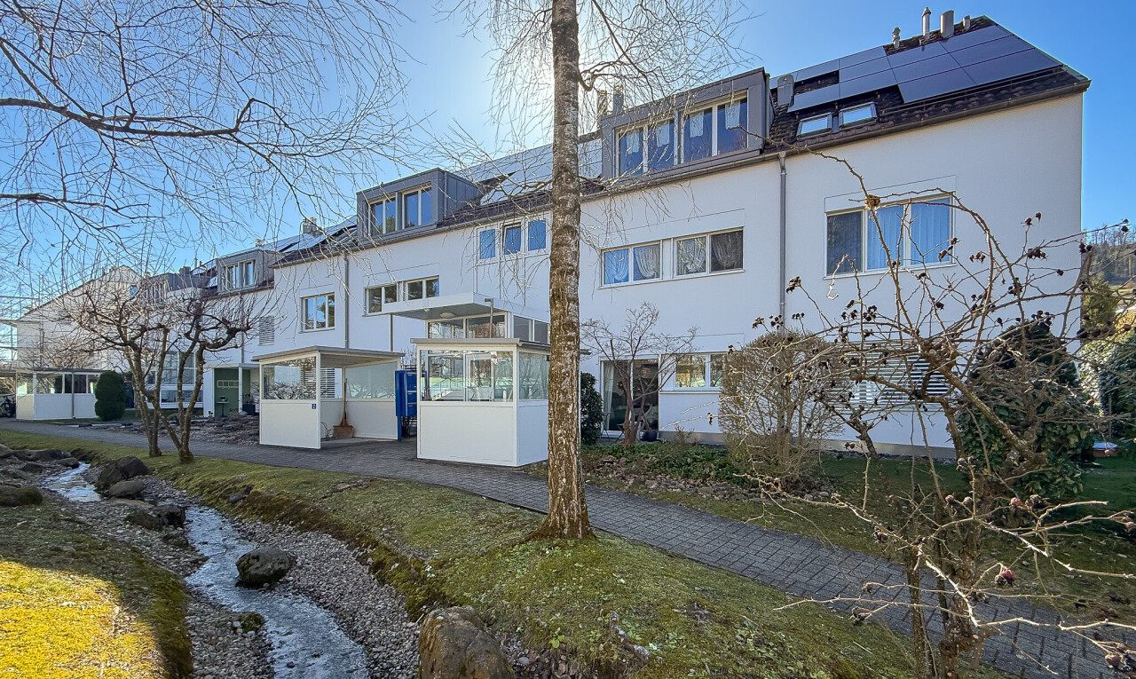 außenansicht mit stuckverkleidung, day time, dachgaube, apartment complex view, und solaranlage