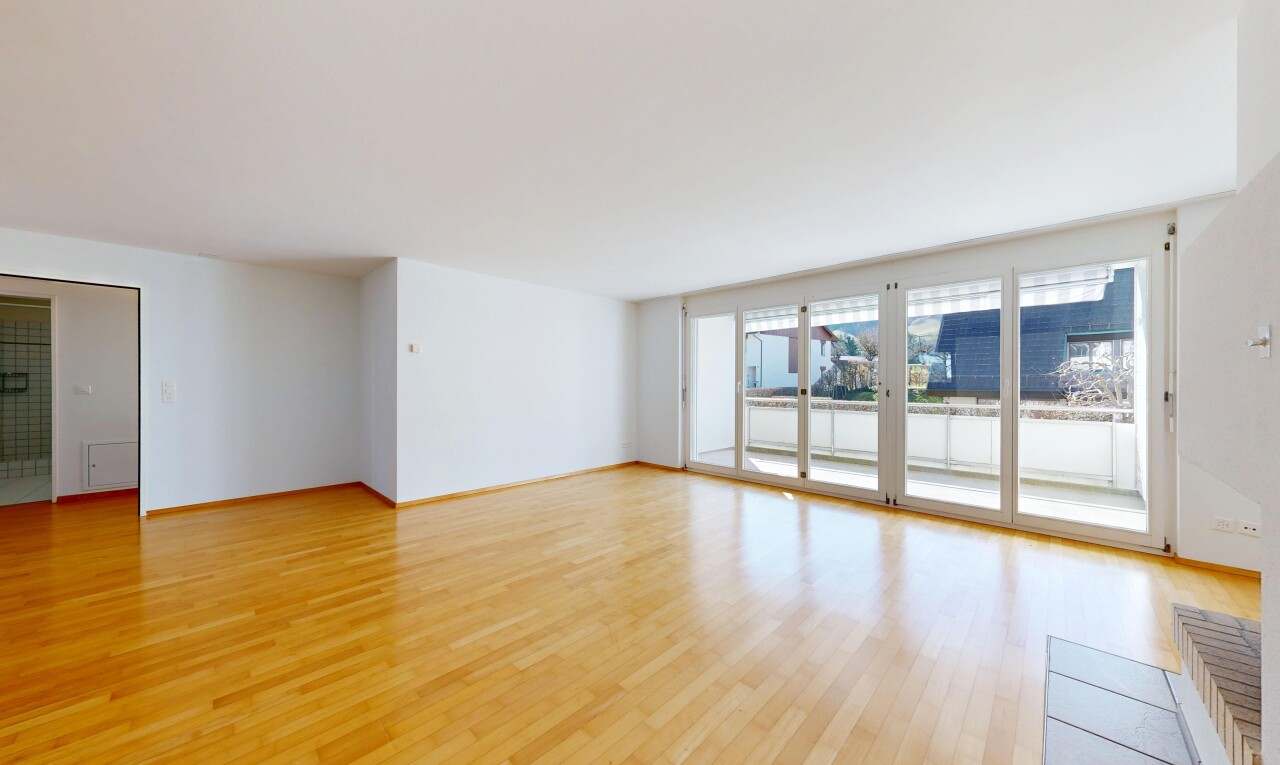 leerer raum mit holzfußboden, wood finish floor, inside property, natürliches licht, und natural light