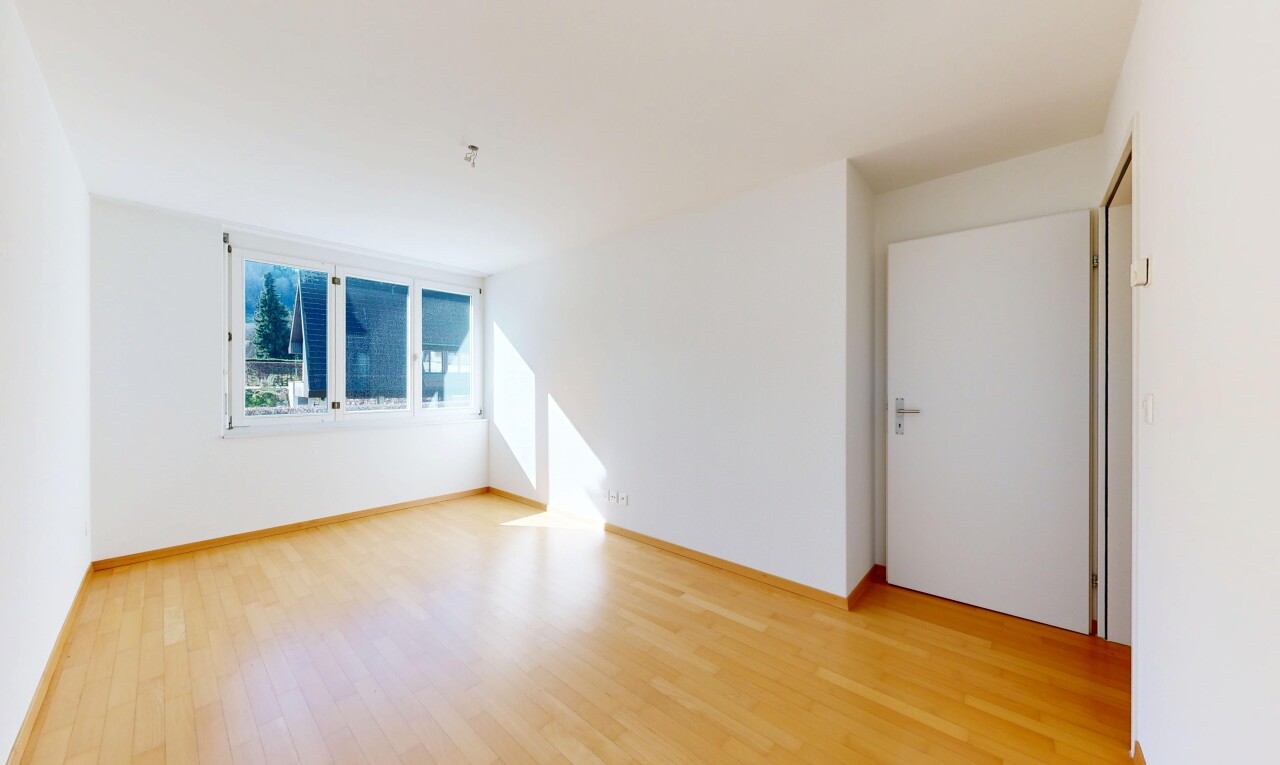 leerer raum mit holzfußboden, wood finish floor, inside property, gipskartonwand, und drywall