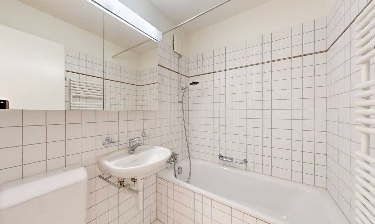 bad mit komplettes badezimmer, fliesenwand, tile wall, inside property, und toilette