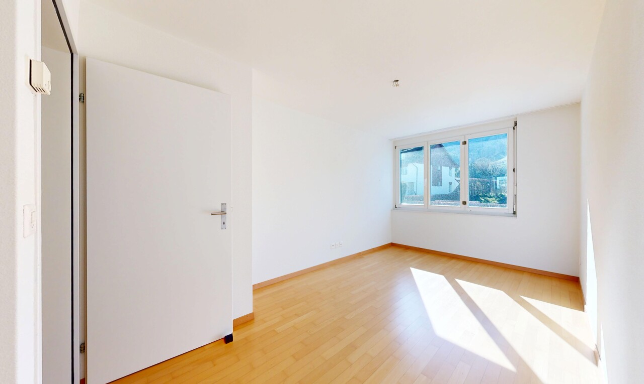 leerer raum mit inside property, gipskartonwand, drywall, holzfußboden, und wood finish floor