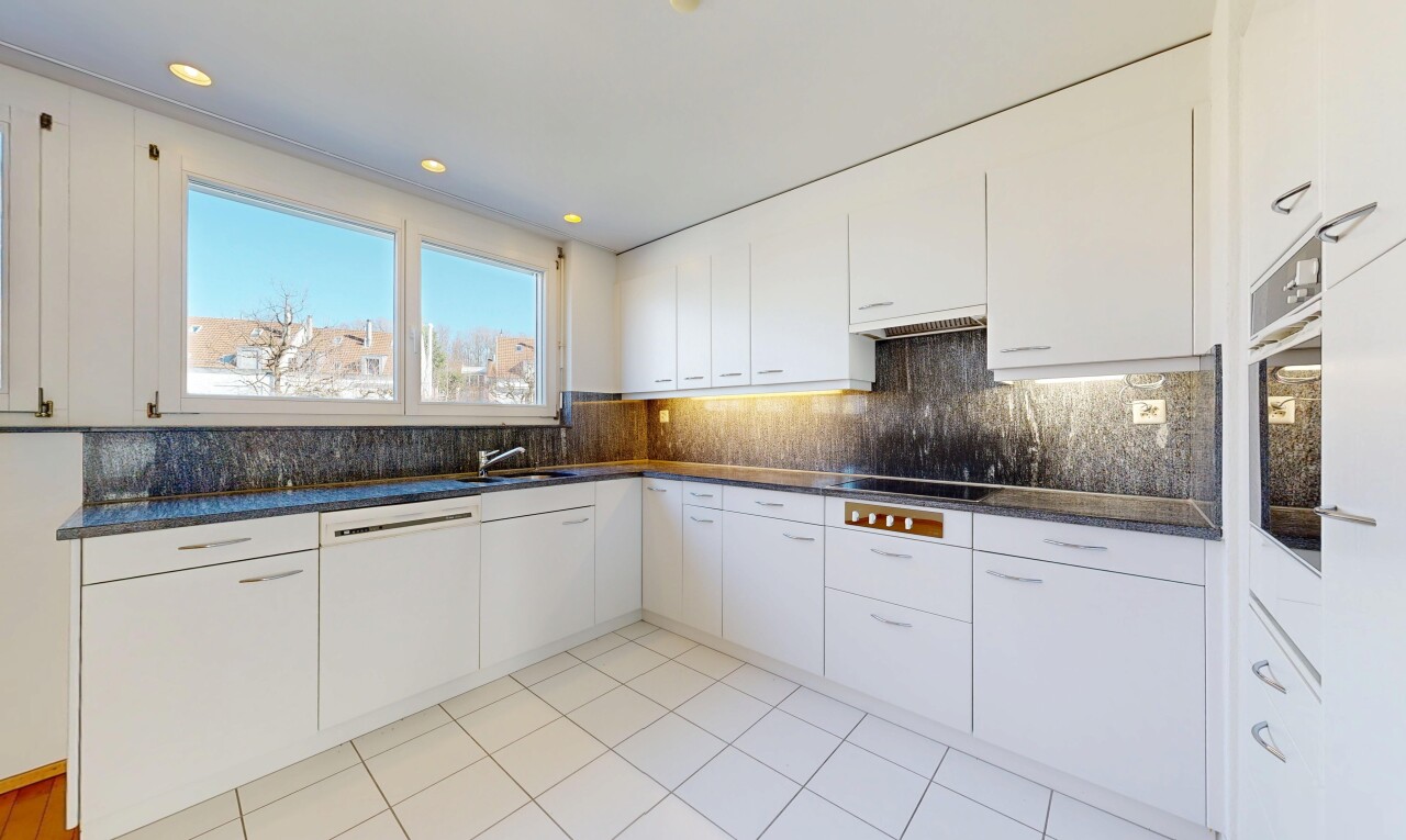 küche mit dark countertops, light floor, weiße schränke, white cabinets, und day time