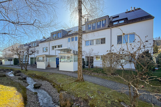 außenansicht mit stuckverkleidung, day time, dachgaube, apartment complex view, und solaranlage