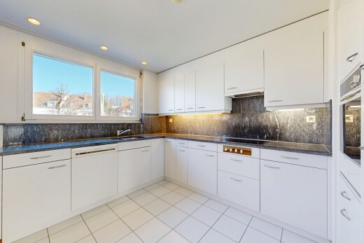 küche mit dark countertops, light floor, weiße schränke, white cabinets, und day time