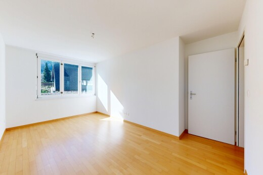 leerer raum mit holzfußboden, wood finish floor, inside property, gipskartonwand, und drywall