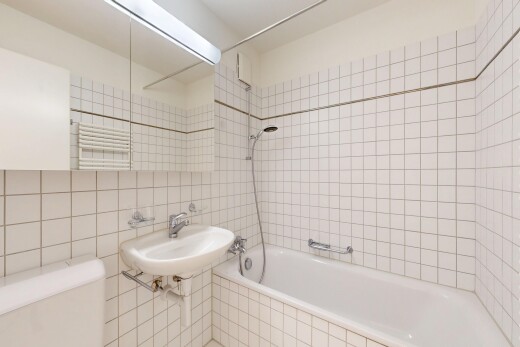 bad mit komplettes badezimmer, fliesenwand, tile wall, inside property, und toilette