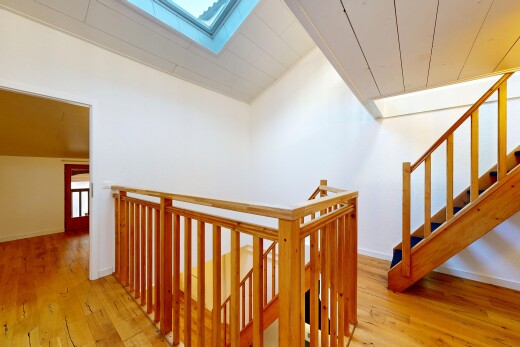 couloir avec puits de lumière, inside property, sol en finition bois, wood finish floor, et cloison sèche
