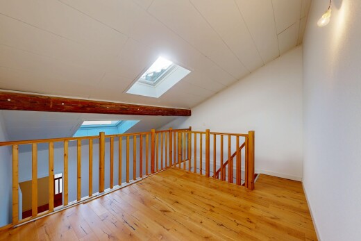 escaliers avec puits de lumière, plafond voûté, vaulted ceiling, sol en finition bois, et wood finish floor