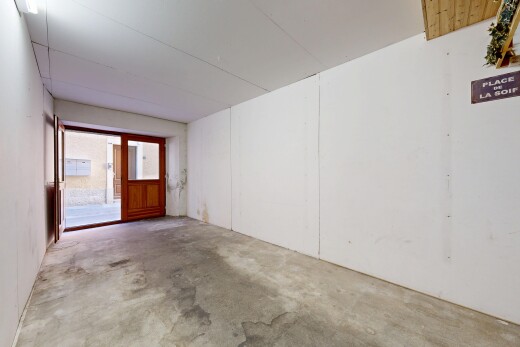 pièce vide avec sol en béton, concrete floor, inside community, unfinished concrete floor, et lumière naturelle