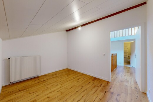 pièce vide avec radiateur, sol en finition bois, wood finish floor, cloison sèche, et drywall