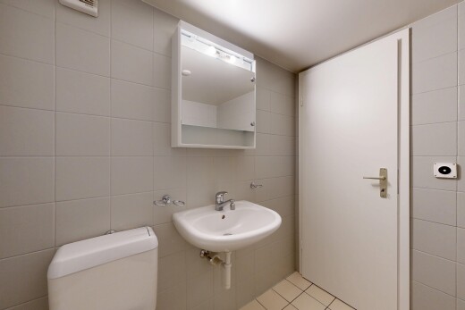 salle de bains avec miroir, mur en carrelage, tile wall, toilette, et inside property
