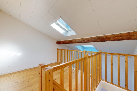 escaliers avec puits de lumière, sol en finition bois, wood finish floor, plafond voûté, et vaulted ceiling