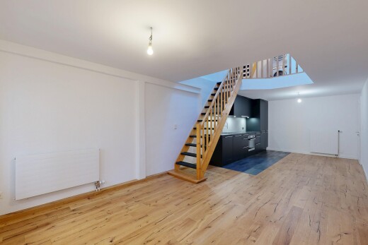 pièce vide avec escaliers, radiateur, sol en finition bois, wood finish floor, et cloison sèche
