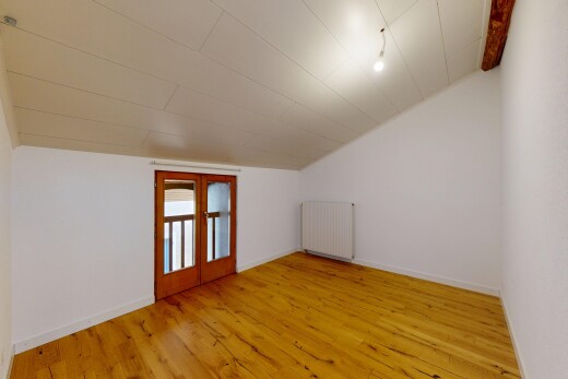 pièce vide avec plafond voûté, vaulted ceiling, sol en finition bois, wood finish floor, et lumière naturelle