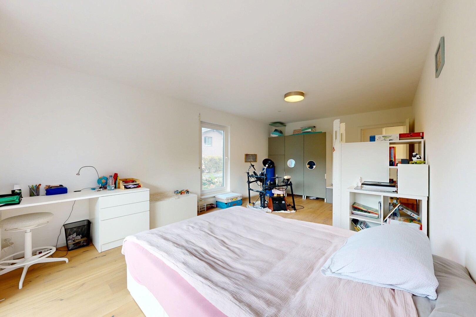 chambre avec lumière naturelle, natural light, inside property, sol en finition bois, et wood finish floor