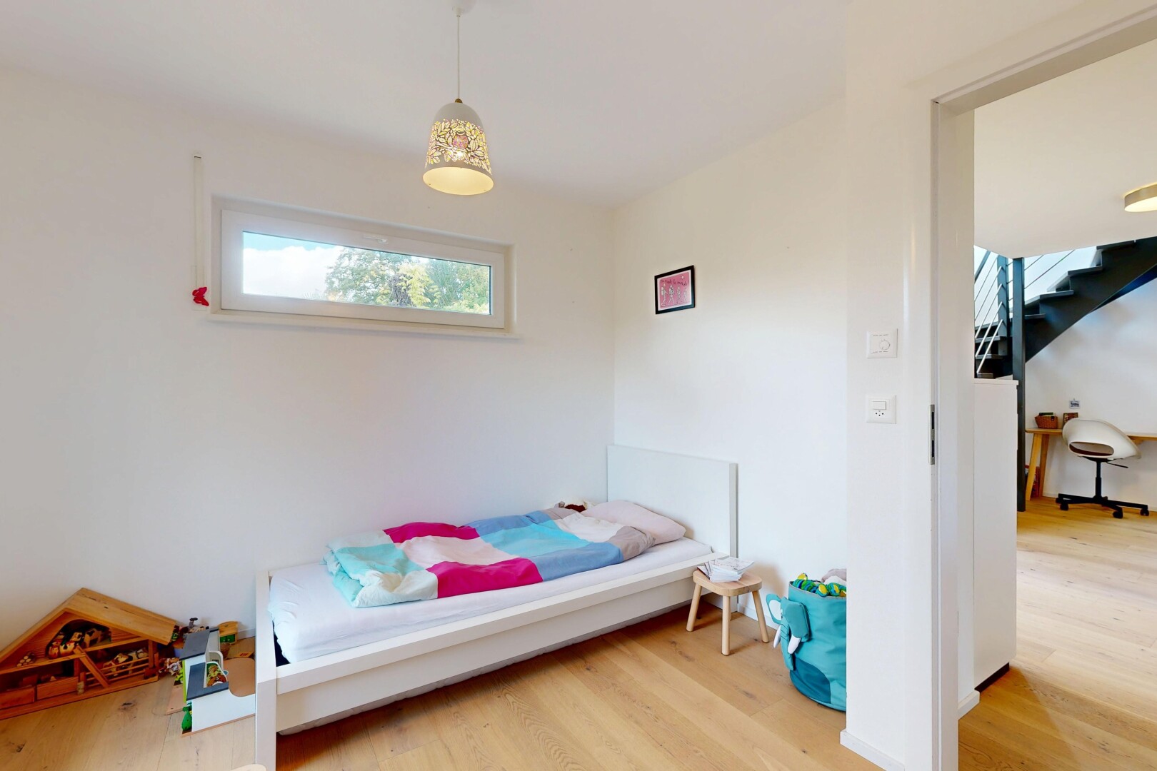 chambre avec sol en finition bois, wood finish floor, inside property, cloison sèche, et drywall