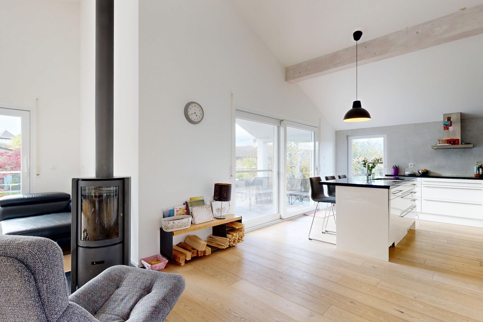 cuisine avec armoires blanches, wood finish floor, sol en finition bois, vaulted ceiling, et plafond voûté