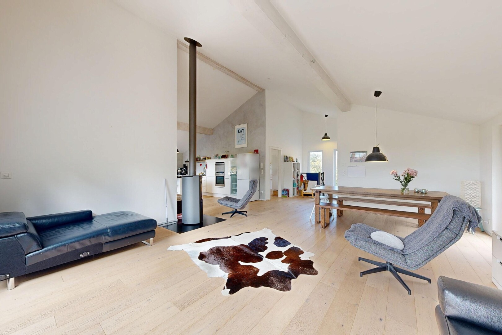 salon avec beamed ceiling, plafond à poutres, drywall, cloison sèche, et high ceiling