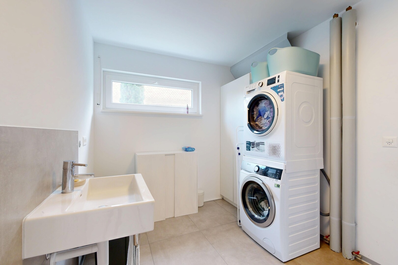 buanderie avec lave-linge et sèche-linge superposés, inside property, lumière naturelle, natural light, et cloison sèche