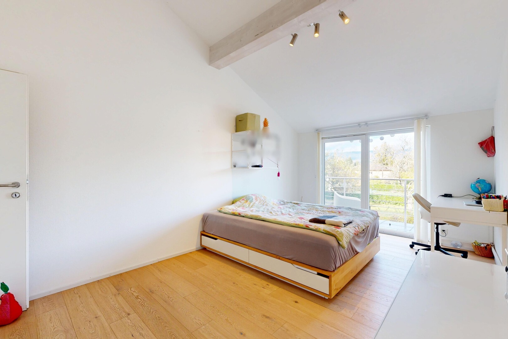 chambre avec wood finish floor, sol en finition bois, beamed ceiling, plafond à poutres, et natural light