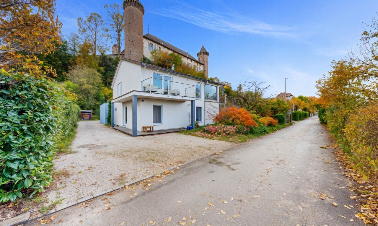 façade avec day time, property visible, bardage en stuc, cheminée, et aire de stationnement