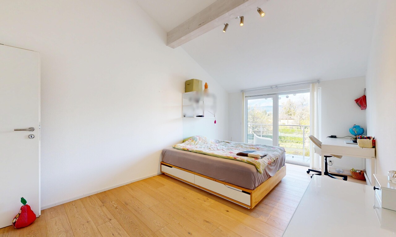 chambre avec wood finish floor, sol en finition bois, beamed ceiling, plafond à poutres, et natural light