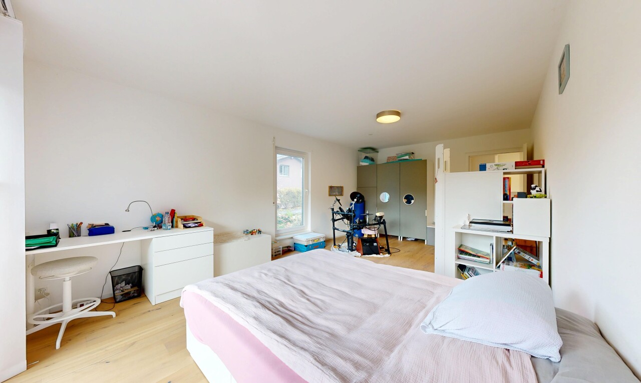 chambre avec lumière naturelle, natural light, inside property, sol en finition bois, et wood finish floor
