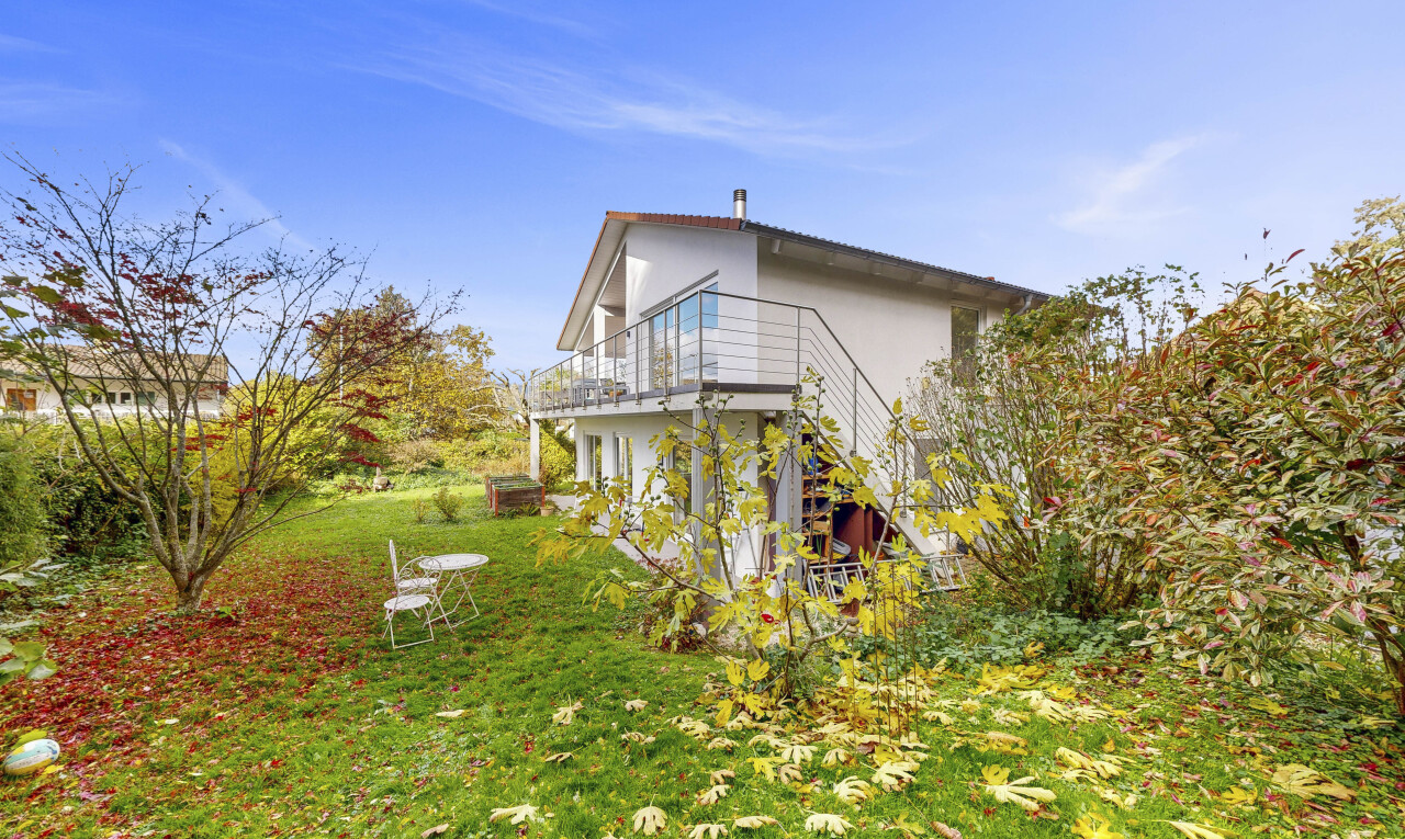 façade avec pelouse, bardage en stuc, property visible, day time, et terrasse