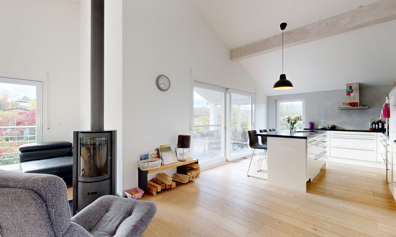 cuisine avec armoires blanches, wood finish floor, sol en finition bois, vaulted ceiling, et plafond voûté