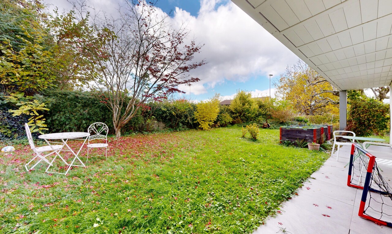 jardin avec from property, day time, et pelouse