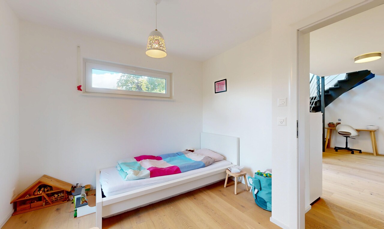 chambre avec sol en finition bois, wood finish floor, inside property, cloison sèche, et drywall