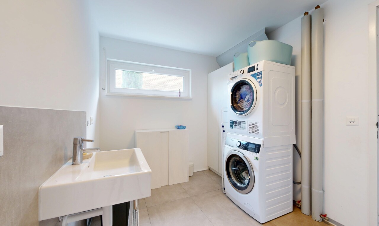 buanderie avec lave-linge et sèche-linge superposés, inside property, lumière naturelle, natural light, et cloison sèche