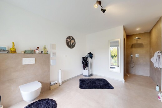 fitnessstudio mit inside property, natural light, natürliches licht, drywall, und gipskartonwand