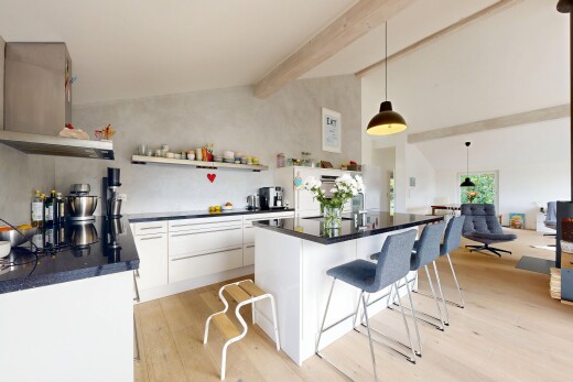 cuisine avec éclairage suspendu, sol en finition bois, wood finish floor, plafond à poutres, et beamed ceiling