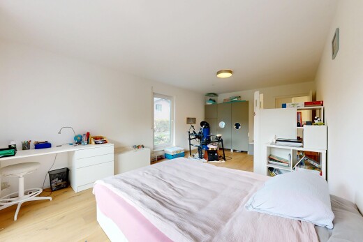 chambre avec lumière naturelle, natural light, inside property, sol en finition bois, et wood finish floor