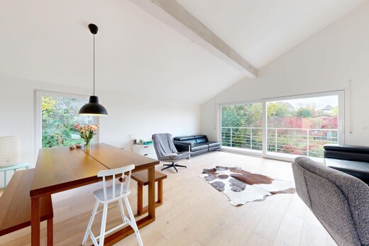 wohn- / esszimmer mit holzfußboden, wood finish floor, balkendecke, beamed ceiling, und inside property