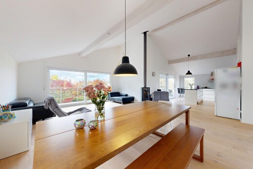 esszimmer mit wood finish floor, holzfußboden, beamed ceiling, balkendecke, und vaulted ceiling